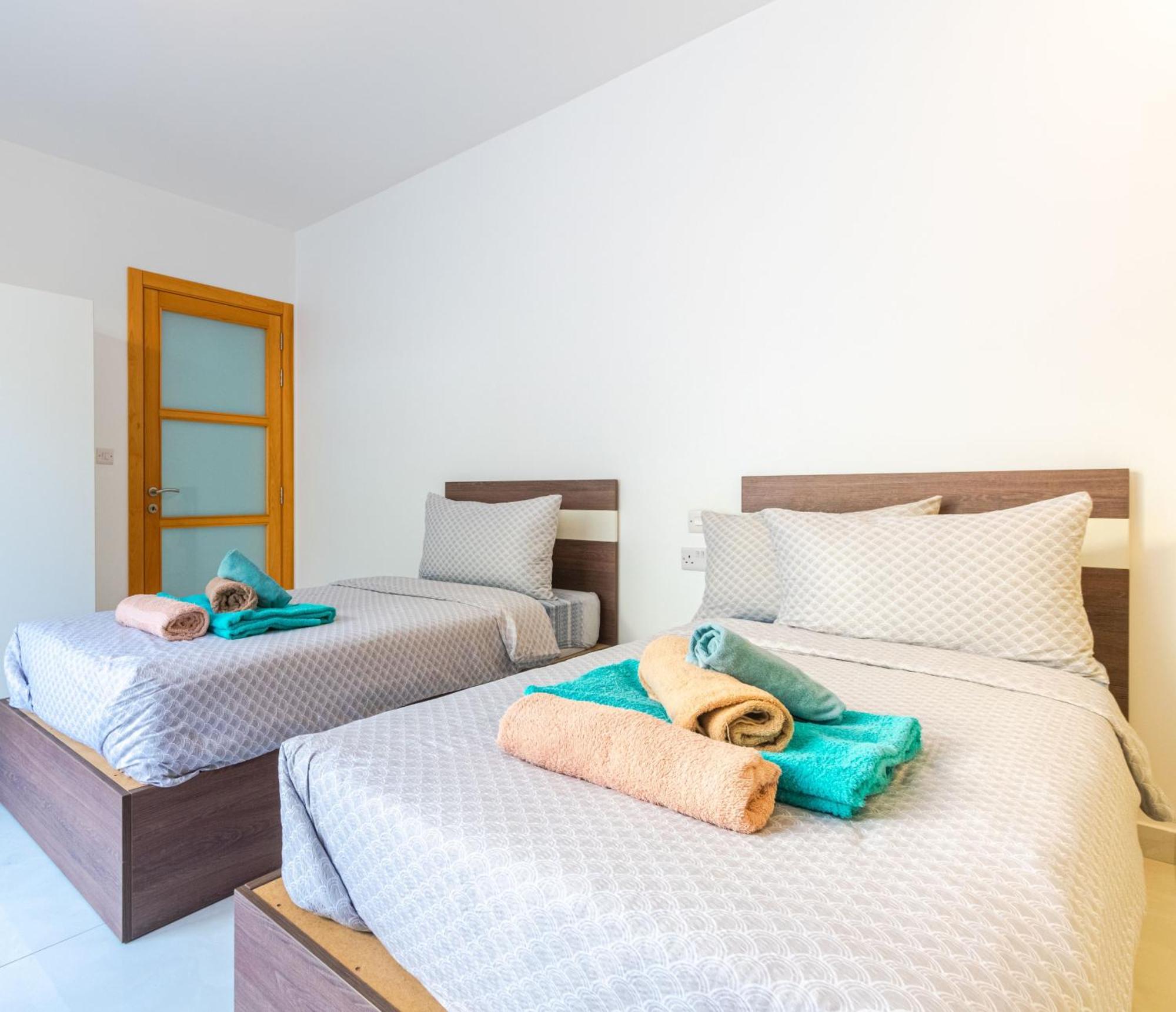 New Spacious 3bdr 2 Bth Bugibba Apartment *