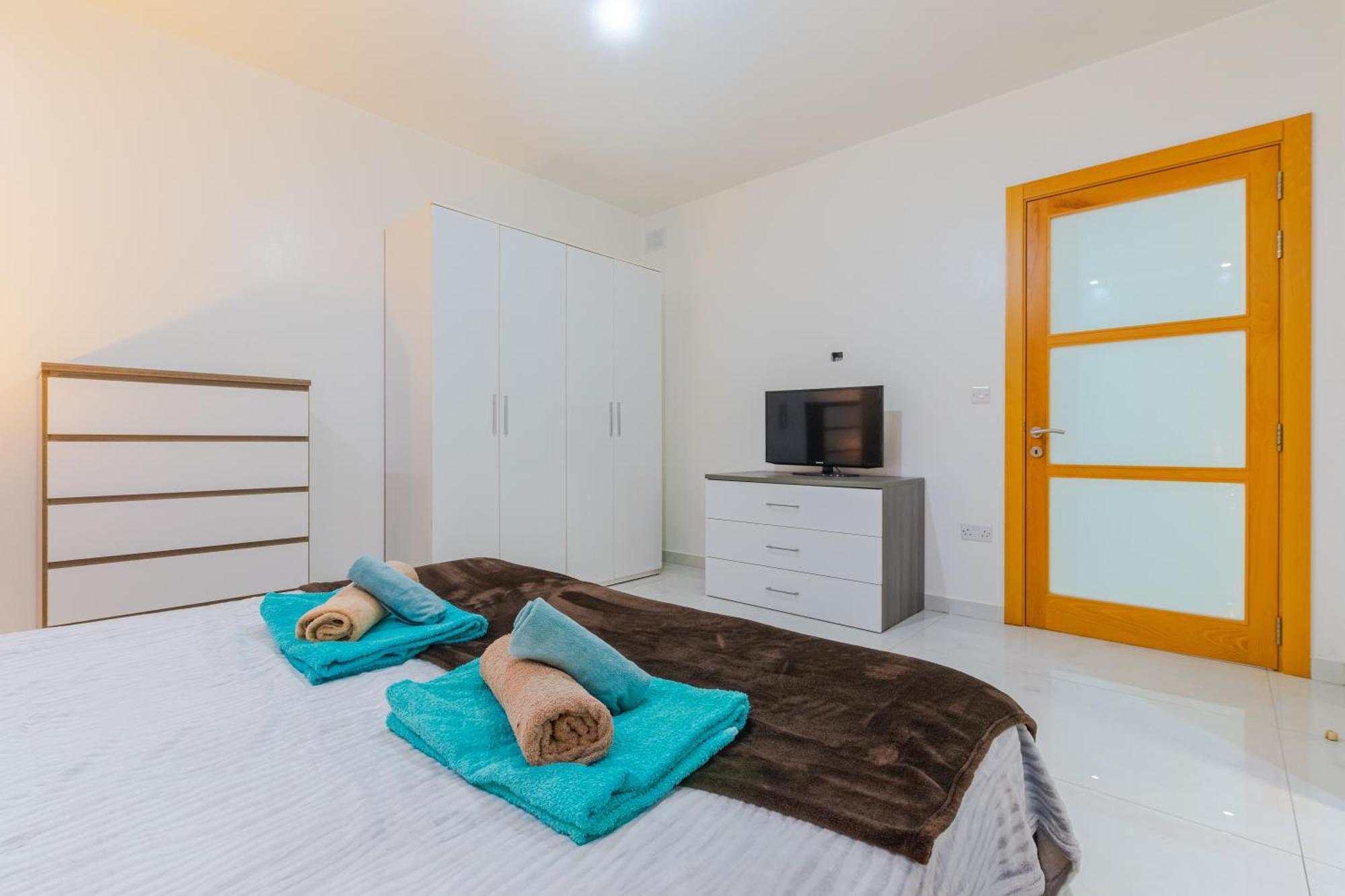 New Spacious 3bdr 2 Bth Bugibba Apartment St. Paul's Bay