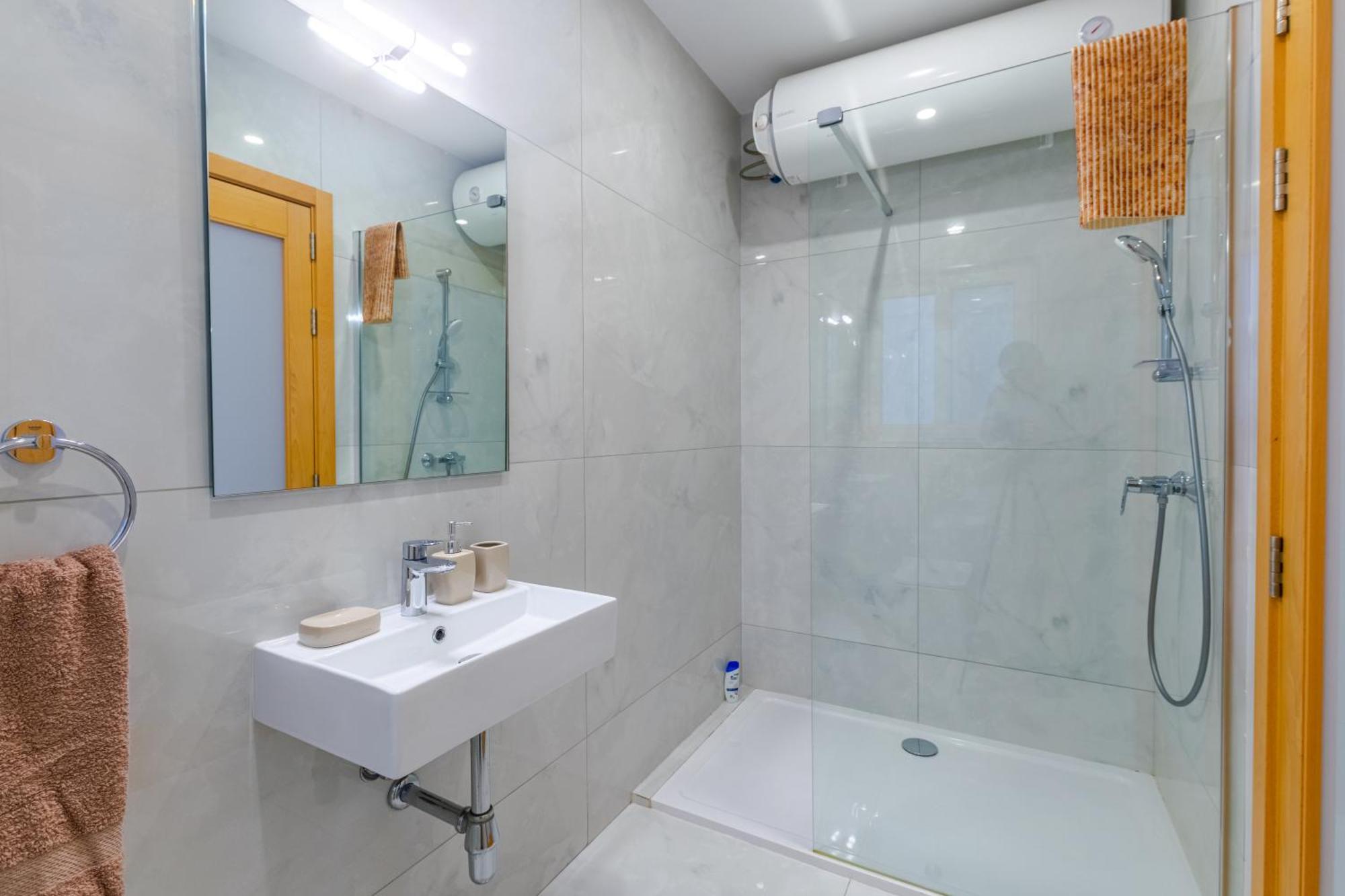 New Spacious 3bdr 2 Bth Bugibba Apartment *